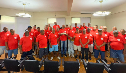 Sindicato entrega camisa aos veteranos: 